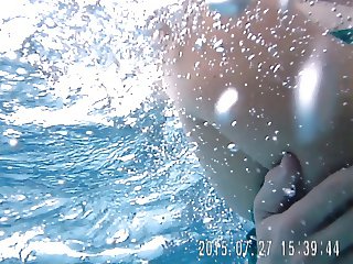 Jolie fille nageant sous l'eau