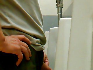 viejo showing his cock en el urinal